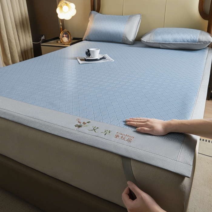 91家纺网 家纺一手货源 找家纺 航途席业 2025新款凉席三明治刺绣可水洗碳光冰丝席宽包边艾香系列 艾香冰丝席饼干-蓝