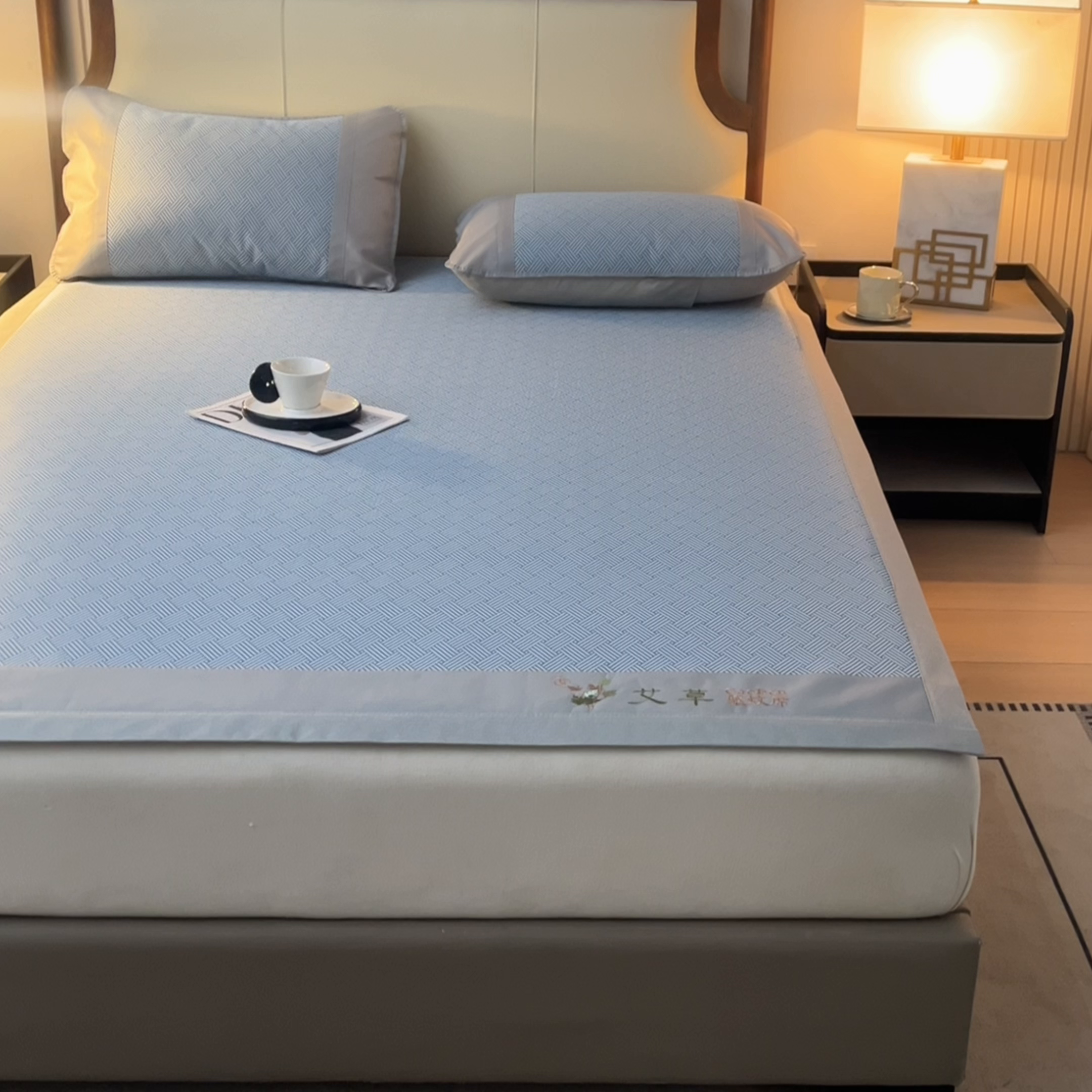 91家纺网 家纺一手货源 找家纺 航途席业 2025新款凉席三明治刺绣可水洗碳光冰丝席宽包边艾香系列 艾香冰丝席饼干-蓝