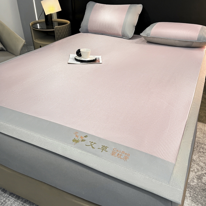 91家纺网 家纺一手货源 找家纺 航途席业 2025新款凉席三明治刺绣可水洗碳光冰丝席宽包边艾香系列 艾香千鸟格床席款粉色