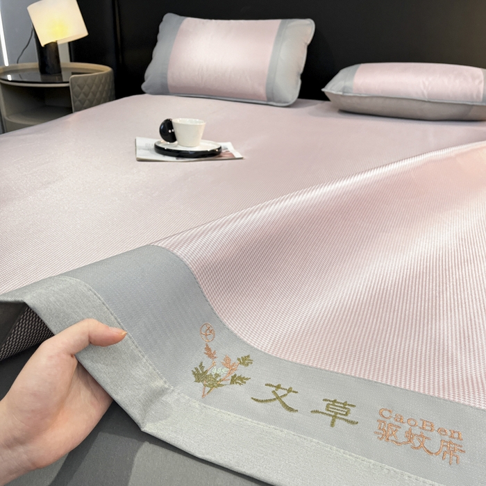 91家纺网 家纺一手货源 找家纺 航途席业 2025新款凉席三明治刺绣可水洗碳光冰丝席宽包边艾香系列 艾香千鸟格床席款粉色
