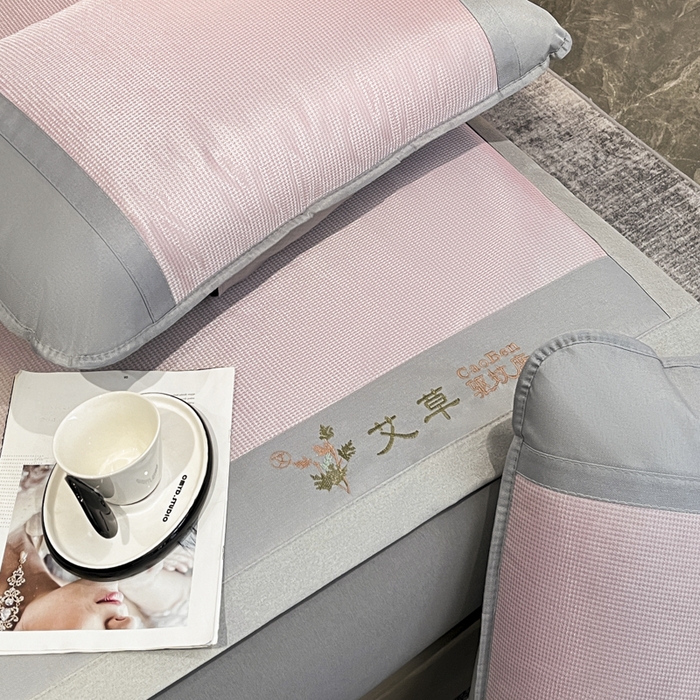 91家纺网 家纺一手货源 找家纺 航途席业 2025新款凉席三明治刺绣可水洗碳光冰丝席宽包边艾香系列 艾香千鸟格床席款粉色