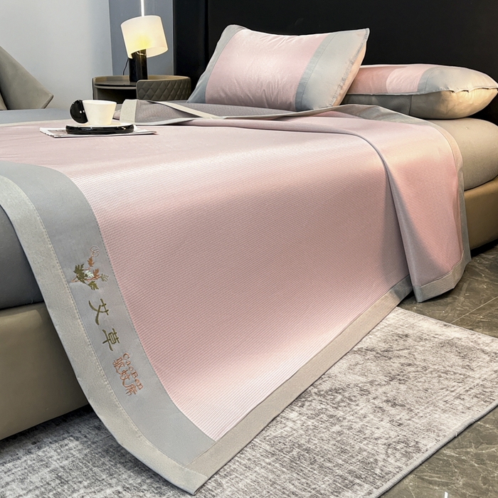 91家纺网 家纺一手货源 找家纺 航途席业 2025新款凉席三明治刺绣可水洗碳光冰丝席宽包边艾香系列 艾香千鸟格床席款粉色