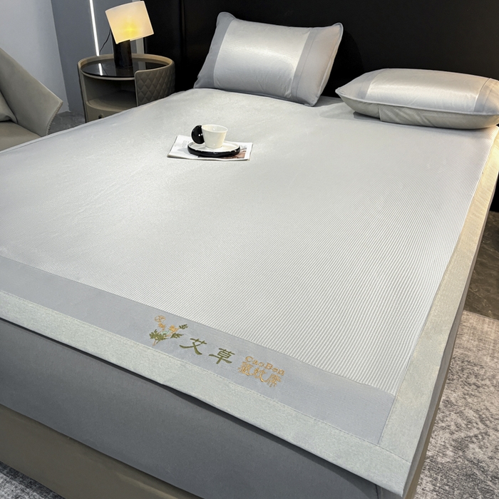 91家纺网 家纺一手货源 找家纺 航途席业 2025新款凉席三明治刺绣可水洗碳光冰丝席宽包边艾香系列 艾香千鸟格床席款灰色