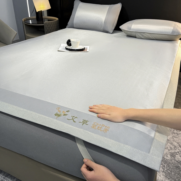 91家纺网 家纺一手货源 找家纺 航途席业 2025新款凉席三明治刺绣可水洗碳光冰丝席宽包边艾香系列 艾香千鸟格床席款灰色