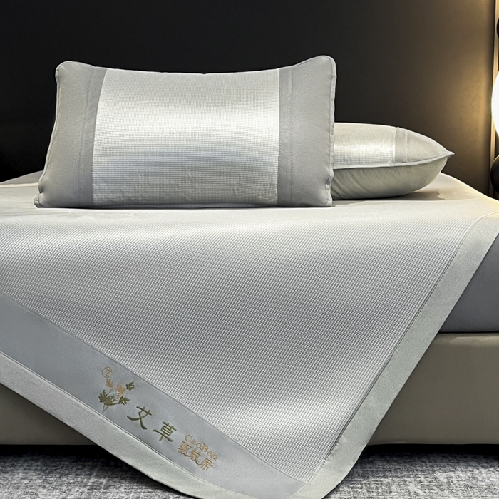 91家纺网 家纺一手货源 找家纺 航途席业 2025新款凉席三明治刺绣可水洗碳光冰丝席宽包边艾香系列 艾香千鸟格床席款灰色