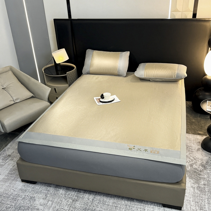 91家纺网 家纺一手货源 找家纺 航途席业 2025新款凉席三明治刺绣可水洗碳光冰丝席宽包边艾香系列 艾香千鸟格床席款咖色