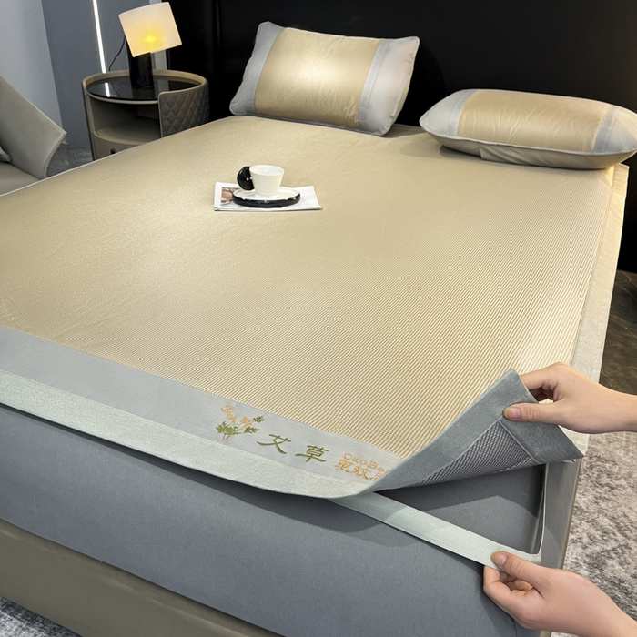 91家纺网 家纺一手货源 找家纺 航途席业 2025新款凉席三明治刺绣可水洗碳光冰丝席宽包边艾香系列 艾香千鸟格床席款咖色