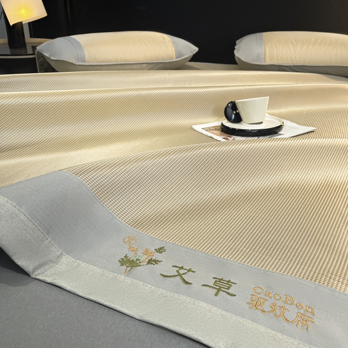 91家纺网 家纺一手货源 找家纺 航途席业 2025新款凉席三明治刺绣可水洗碳光冰丝席宽包边艾香系列 艾香千鸟格床席款咖色