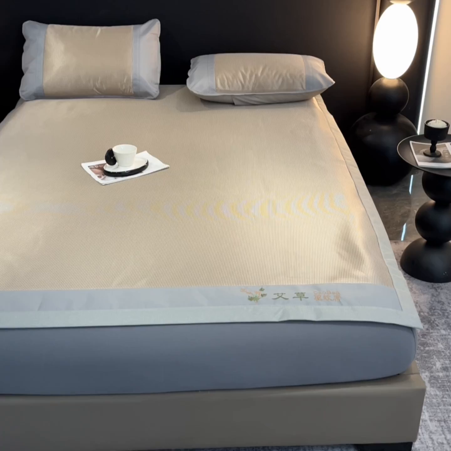 91家纺网 家纺一手货源 找家纺 航途席业 2025新款凉席三明治刺绣可水洗碳光冰丝席宽包边艾香系列 艾香千鸟格床席款咖色