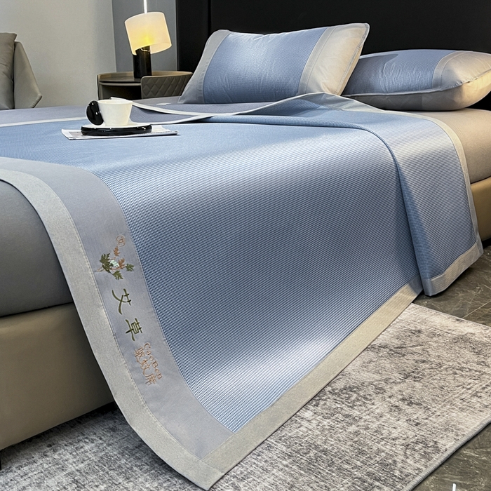 91家纺网 家纺一手货源 找家纺 航途席业 2025新款凉席三明治刺绣可水洗碳光冰丝席宽包边艾香系列 艾香千鸟格床席款蓝色