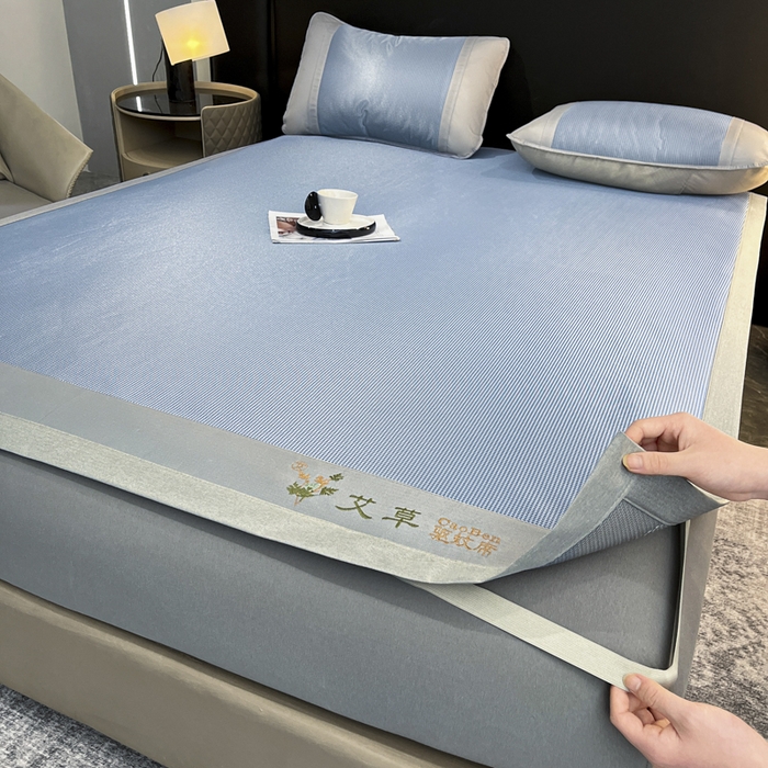 91家纺网 家纺一手货源 找家纺 航途席业 2025新款凉席三明治刺绣可水洗碳光冰丝席宽包边艾香系列 艾香千鸟格床席款蓝色