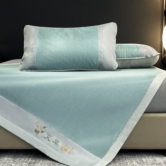 91家纺网 家纺一手货源 找家纺 航途席业 2025新款凉席三明治刺绣可水洗碳光冰丝席宽包边艾香系列 艾香千鸟格床席款绿色