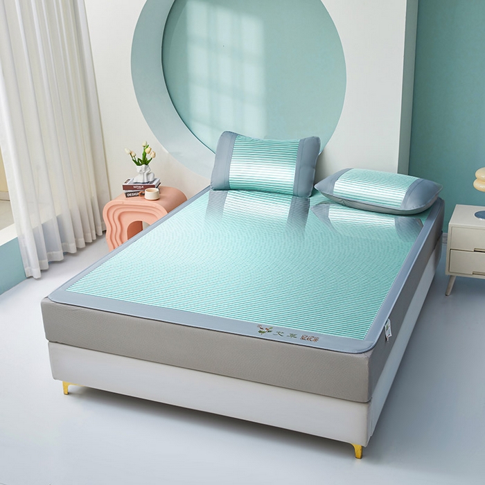 91家纺网 家纺一手货源 找家纺 航途席业 2025新款凉席三明治刺绣可水洗碳光冰丝席宽包边艾香系列 艾香条纹床席款薄荷绿