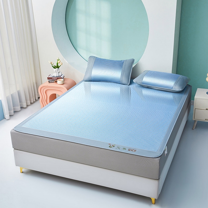 91家纺网 家纺一手货源 找家纺 航途席业 2025新款凉席三明治刺绣可水洗碳光冰丝席宽包边艾香系列 艾香条纹床席款静谧蓝