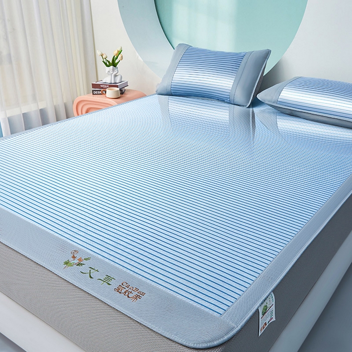 91家纺网 家纺一手货源 找家纺 航途席业 2025新款凉席三明治刺绣可水洗碳光冰丝席宽包边艾香系列 艾香条纹床席款静谧蓝