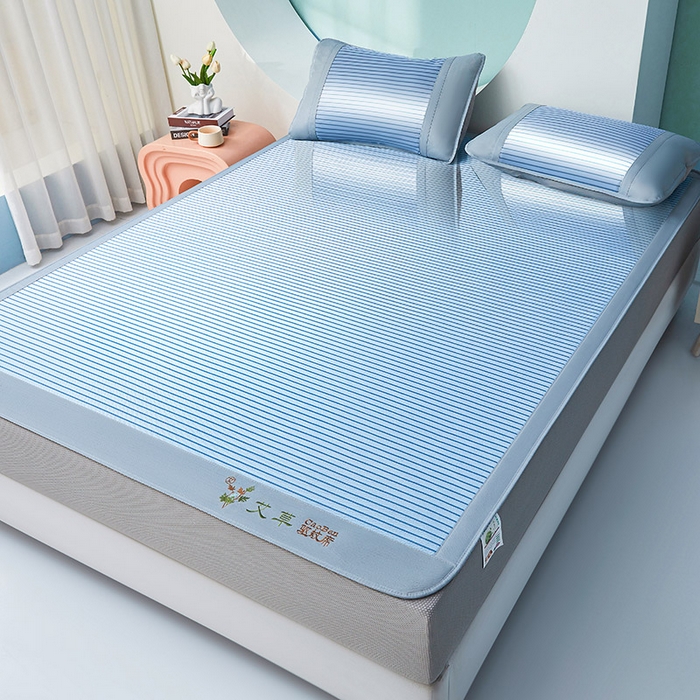 91家纺网 家纺一手货源 找家纺 航途席业 2025新款凉席三明治刺绣可水洗碳光冰丝席宽包边艾香系列 艾香条纹床席款静谧蓝