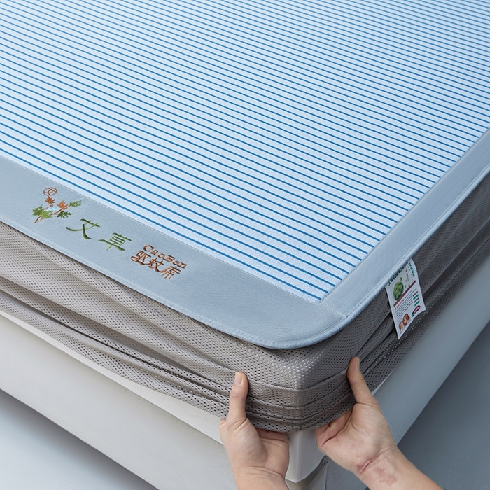 91家纺网 家纺一手货源 找家纺 航途席业 2025新款凉席三明治刺绣可水洗碳光冰丝席宽包边艾香系列 艾香条纹床席款静谧蓝