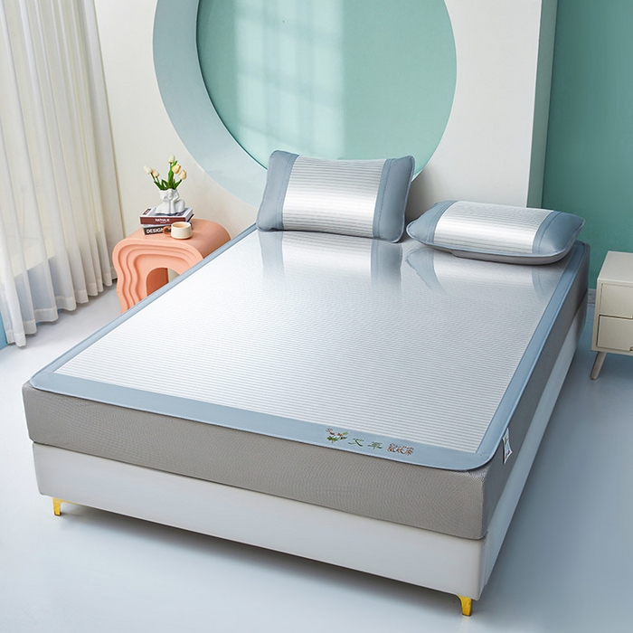 91家纺网 家纺一手货源 找家纺 航途席业 2025新款凉席三明治刺绣可水洗碳光冰丝席宽包边艾香系列 艾香条纹床席款绅士灰