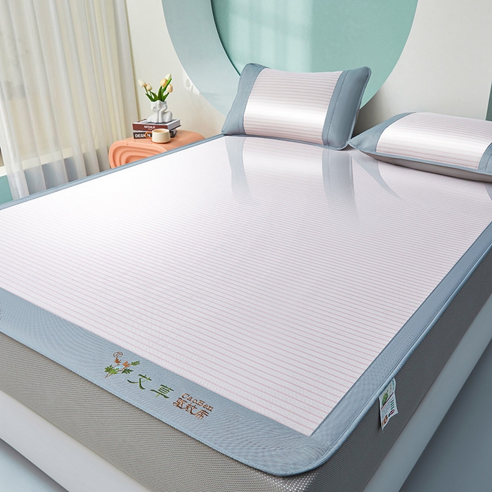 91家纺网 家纺一手货源 找家纺 航途席业 2025新款凉席三明治刺绣可水洗碳光冰丝席宽包边艾香系列 艾香条纹床席款树莓粉