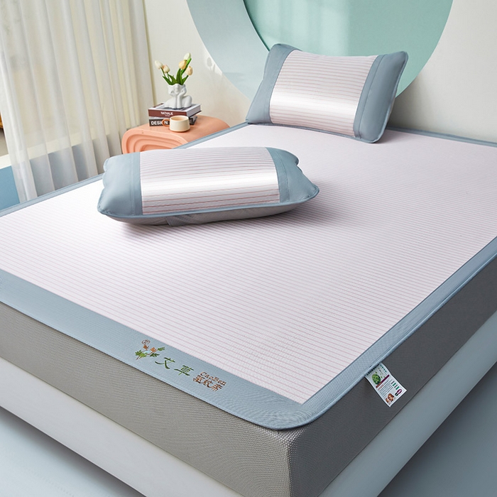 91家纺网 家纺一手货源 找家纺 航途席业 2025新款凉席三明治刺绣可水洗碳光冰丝席宽包边艾香系列 艾香条纹床席款树莓粉