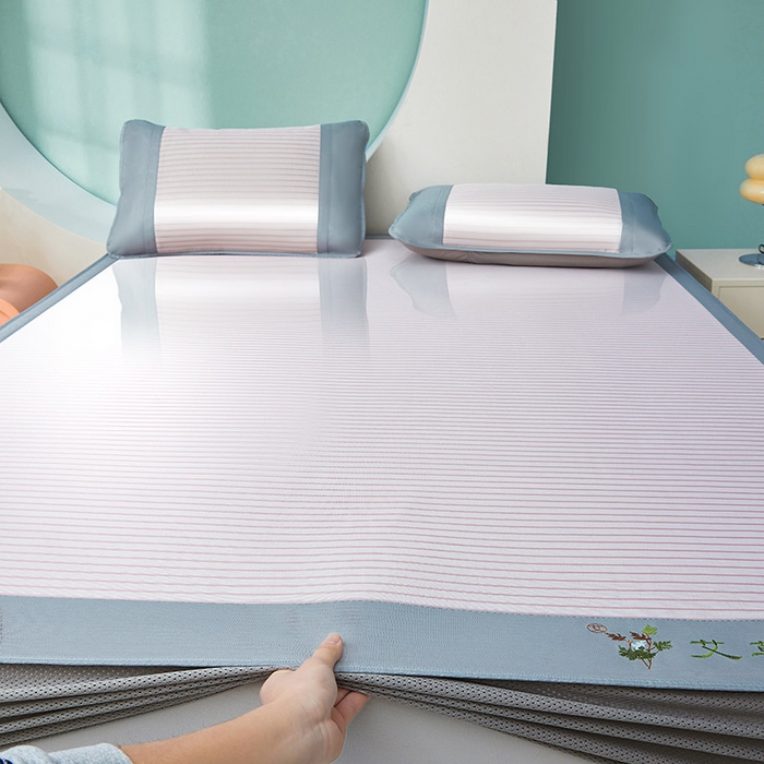 91家纺网 家纺一手货源 找家纺 航途席业 2025新款凉席三明治刺绣可水洗碳光冰丝席宽包边艾香系列 艾香条纹床席款树莓粉