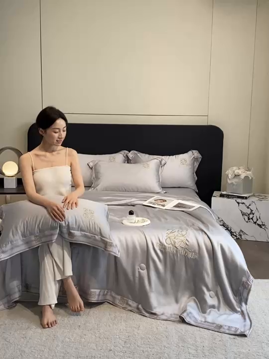 91家纺网 家纺一手货源 找家纺 露梦家纺 2026新款初夏水洗真丝夏被四件套 初夏-薄雾灰