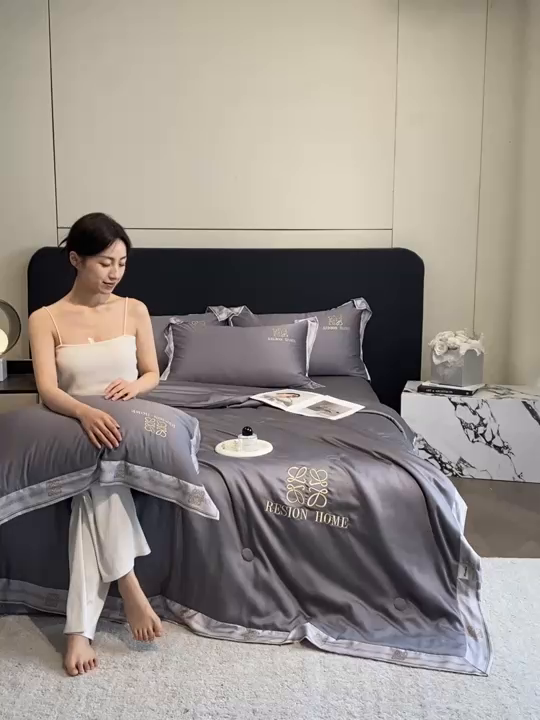 91家纺网 家纺一手货源 找家纺 露梦家纺 2026新款初夏水洗真丝夏被四件套 初夏-高级灰