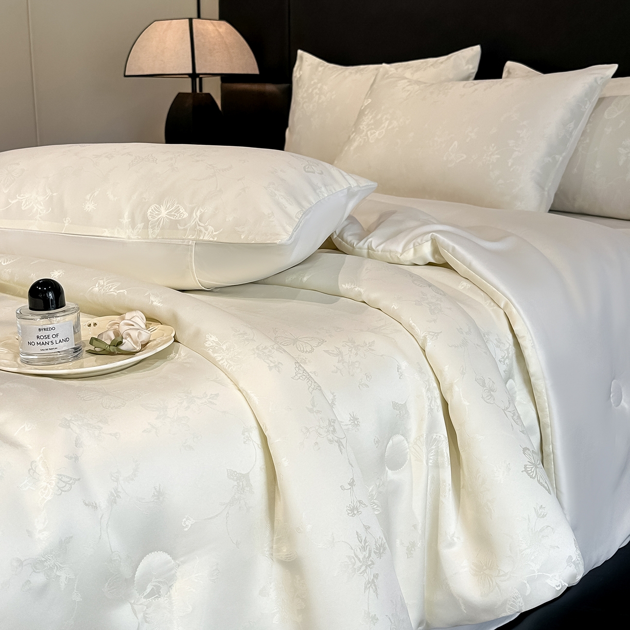 91家纺网 家纺一手货源 找家纺 顺兴家居 2026新款提花水洗真丝夏被空调被四件套 夏被雾中花影-米白