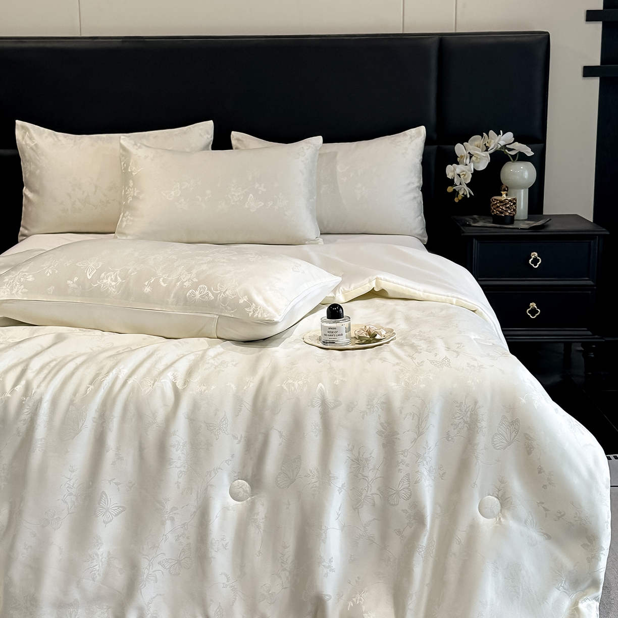 91家纺网 家纺一手货源 找家纺 顺兴家居 2026新款提花水洗真丝夏被空调被四件套 夏被雾中花影-米白