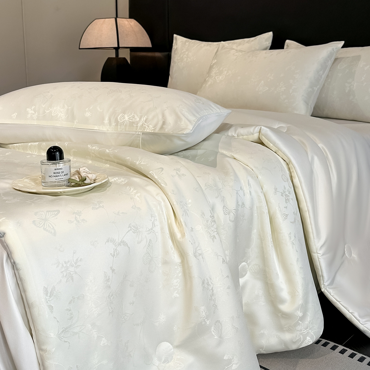 91家纺网 家纺一手货源 找家纺 顺兴家居 2026新款提花水洗真丝夏被空调被四件套 夏被雾中花影-米白