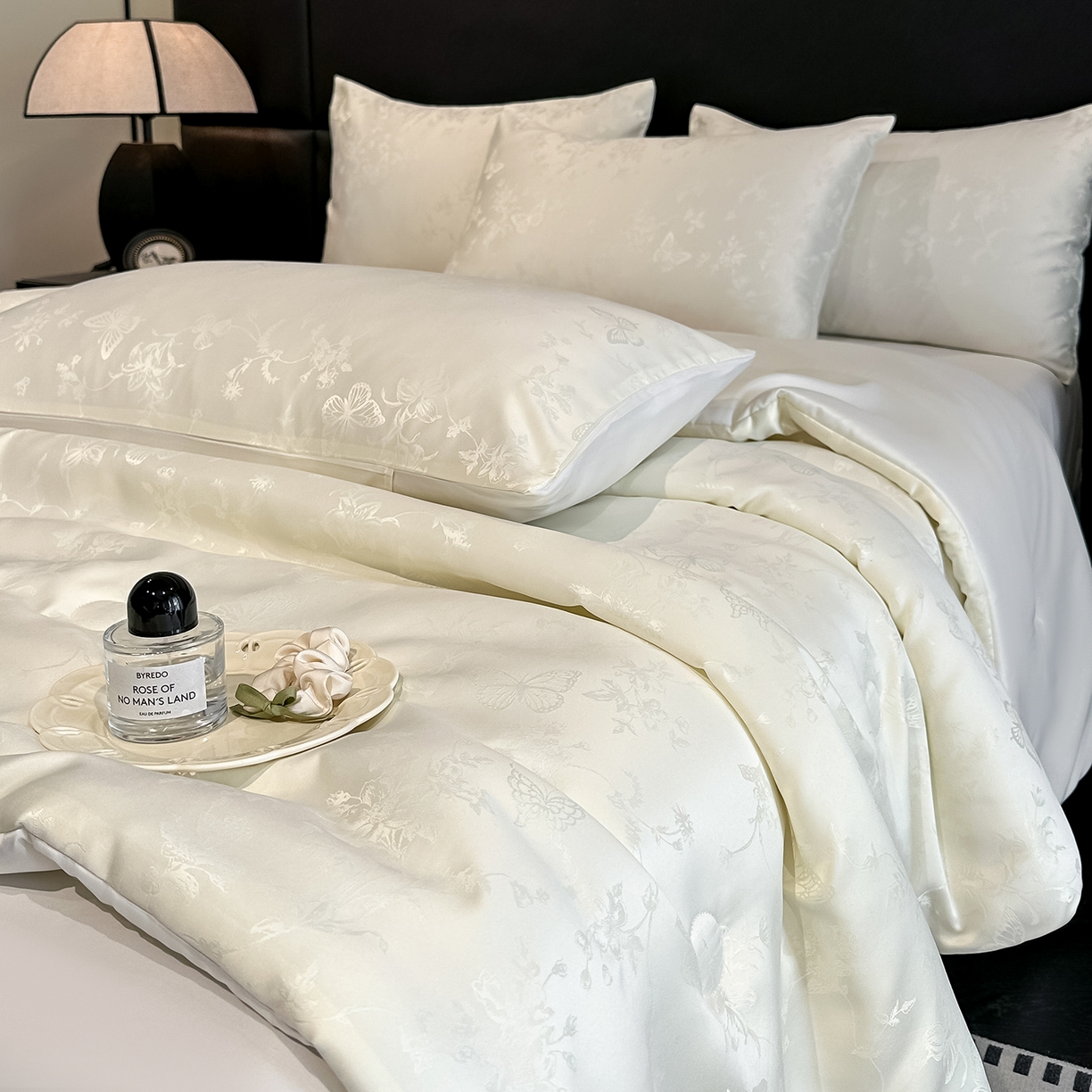 91家纺网 家纺一手货源 找家纺 顺兴家居 2026新款提花水洗真丝夏被空调被四件套 夏被雾中花影-米白