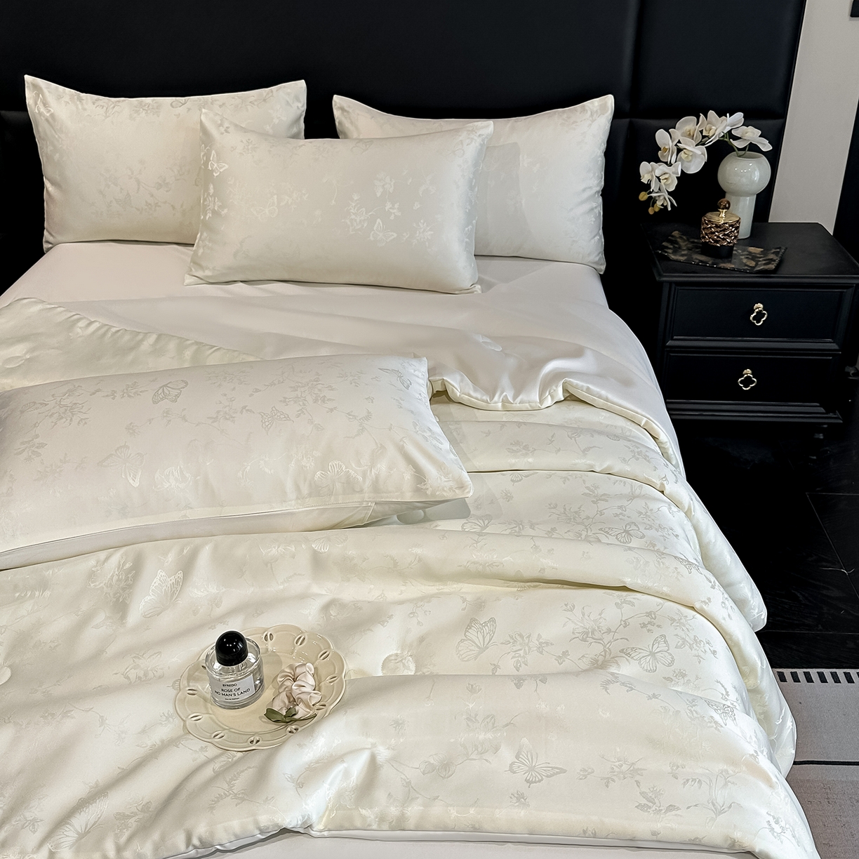 91家纺网 家纺一手货源 找家纺 顺兴家居 2026新款提花水洗真丝夏被空调被四件套 夏被雾中花影-米白