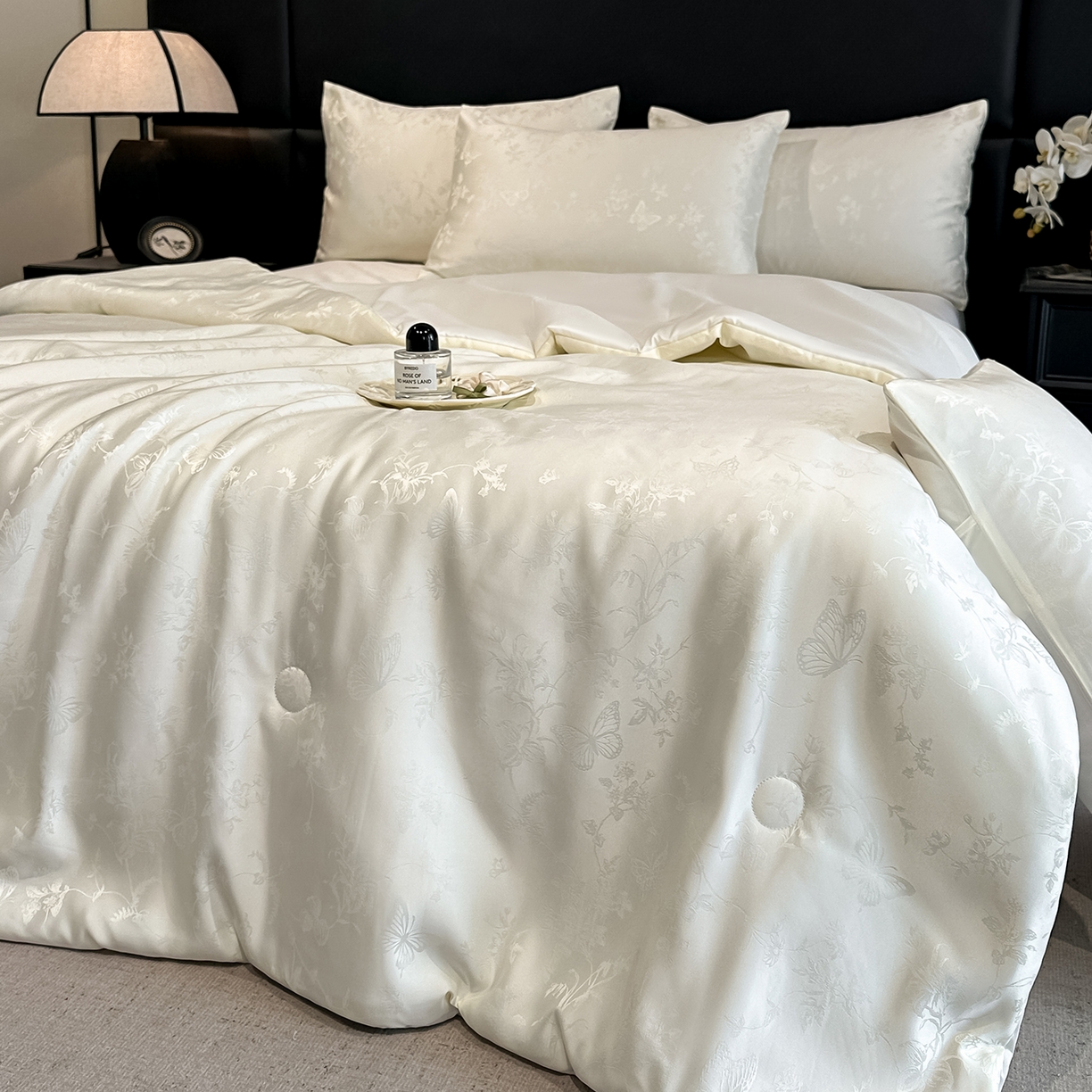 91家纺网 家纺一手货源 找家纺 顺兴家居 2026新款提花水洗真丝夏被空调被四件套 夏被雾中花影-米白