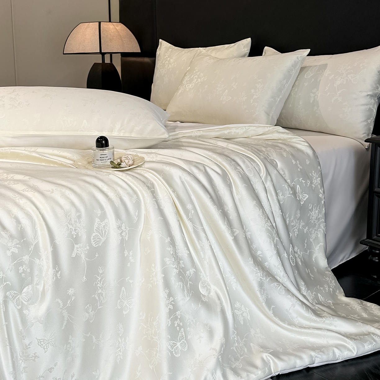 91家纺网 家纺一手货源 找家纺 顺兴家居 2026新款提花水洗真丝夏被空调被四件套 夏被雾中花影-米白