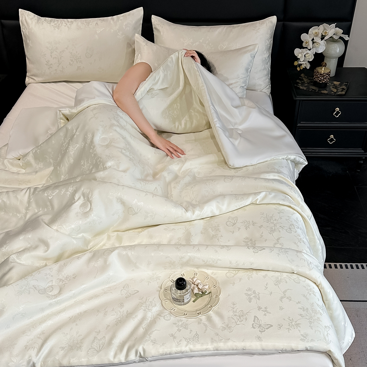 91家纺网 家纺一手货源 找家纺 顺兴家居 2026新款提花水洗真丝夏被空调被四件套 夏被雾中花影-米白