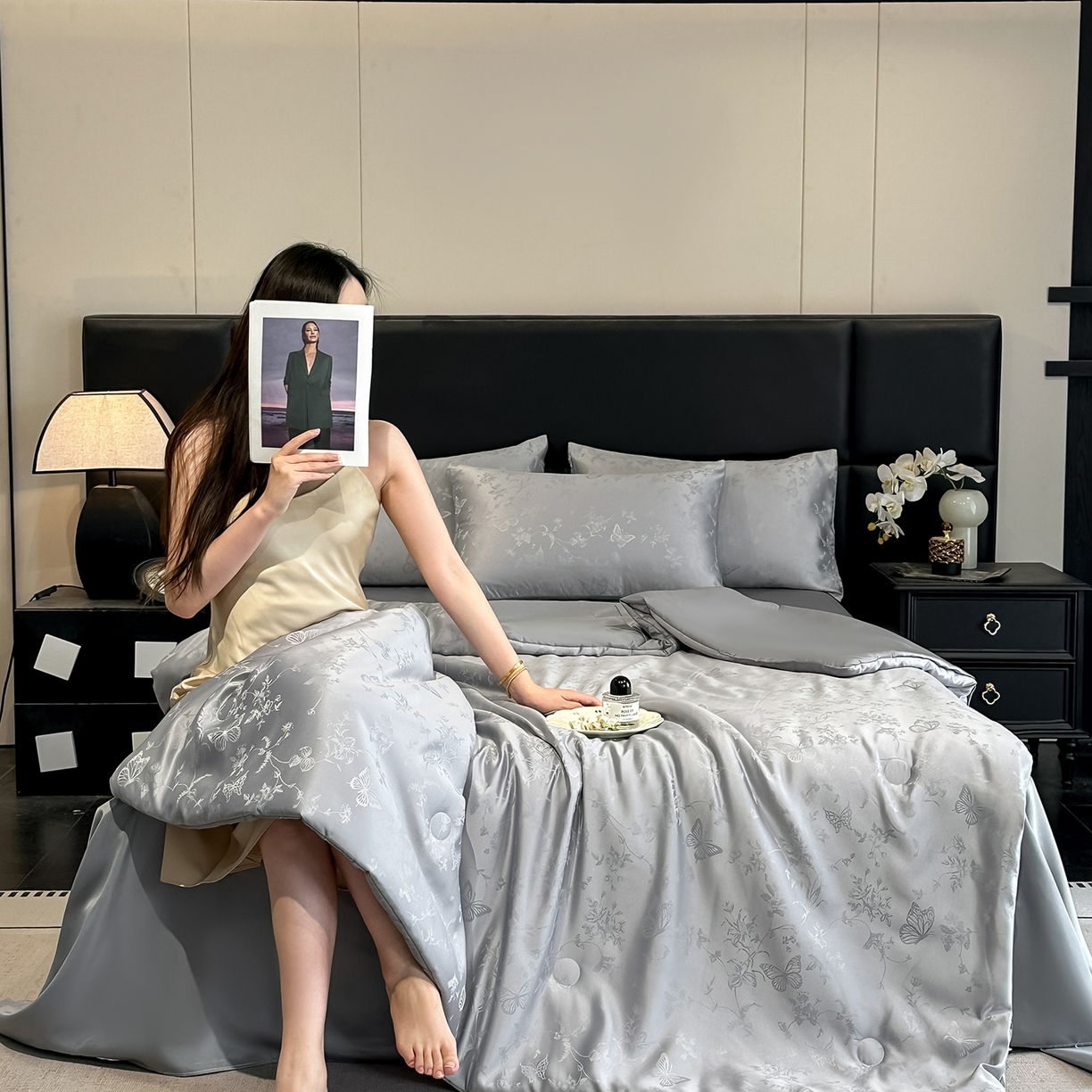 91家纺网 家纺一手货源 找家纺 顺兴家居 2026新款提花水洗真丝夏被空调被四件套 夏被雾中花影-浅灰