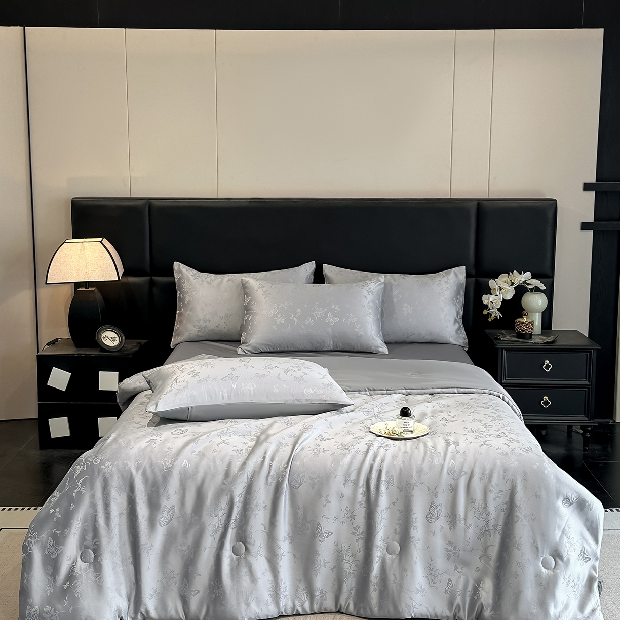 91家纺网 家纺一手货源 找家纺 顺兴家居 2026新款提花水洗真丝夏被空调被四件套 夏被雾中花影-浅灰