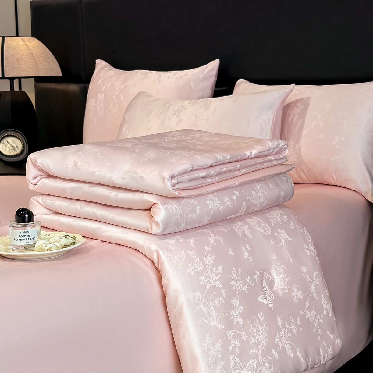 91家纺网 家纺一手货源 找家纺 顺兴家居 2026新款提花水洗真丝夏被空调被四件套 夏被雾中花影-粉玉