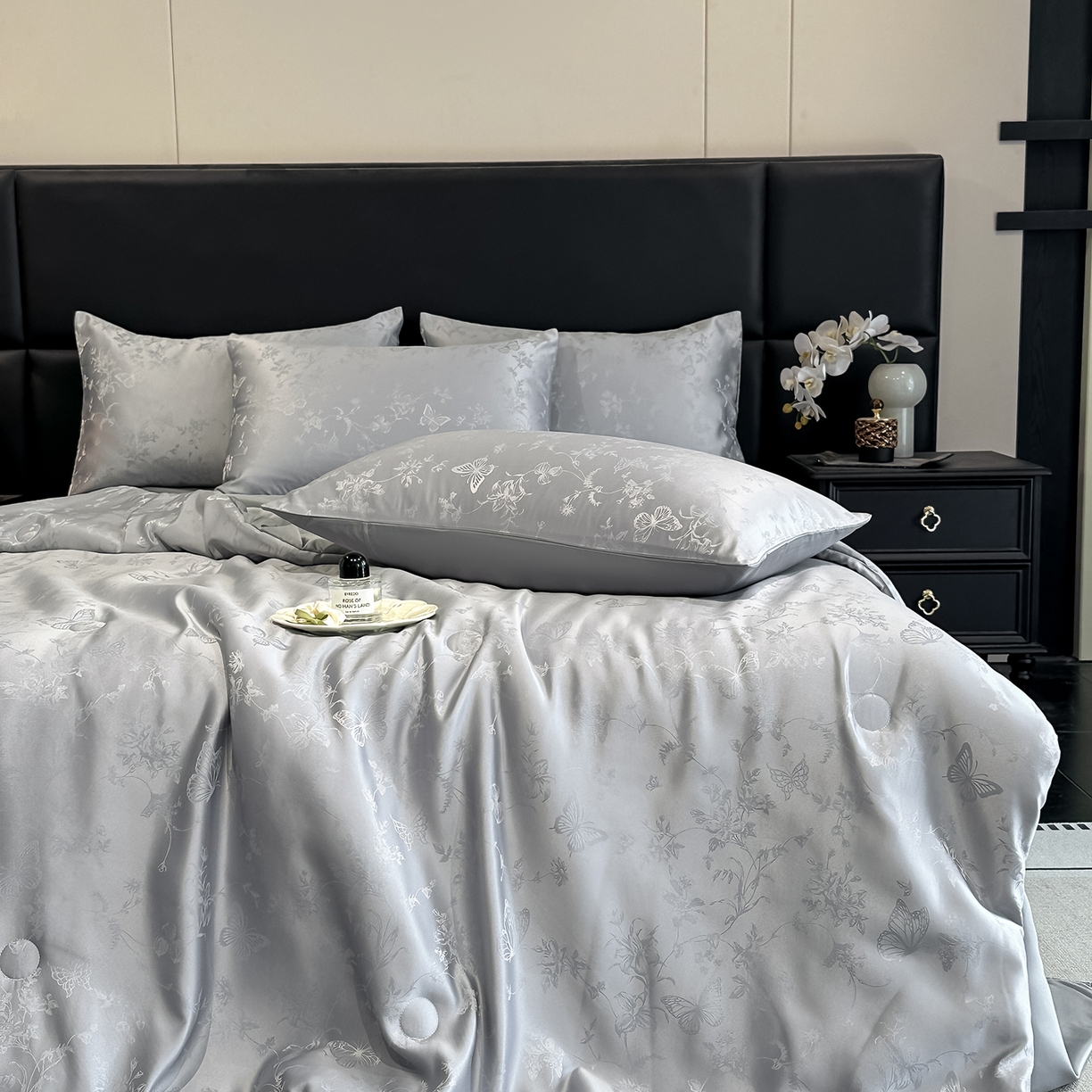 91家纺网 家纺一手货源 找家纺 顺兴家居 2026新款提花水洗真丝夏被空调被四件套 夏被雾中花影-浅灰
