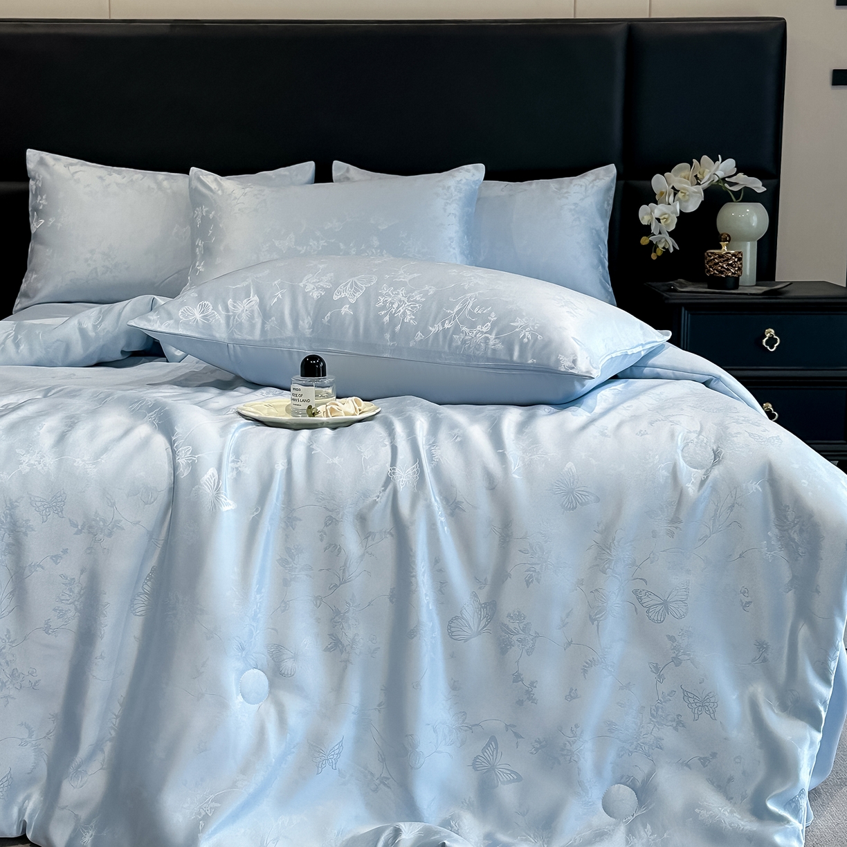 91家纺网 家纺一手货源 找家纺 顺兴家居 2026新款提花水洗真丝夏被空调被四件套 夏被雾中花影-天蓝