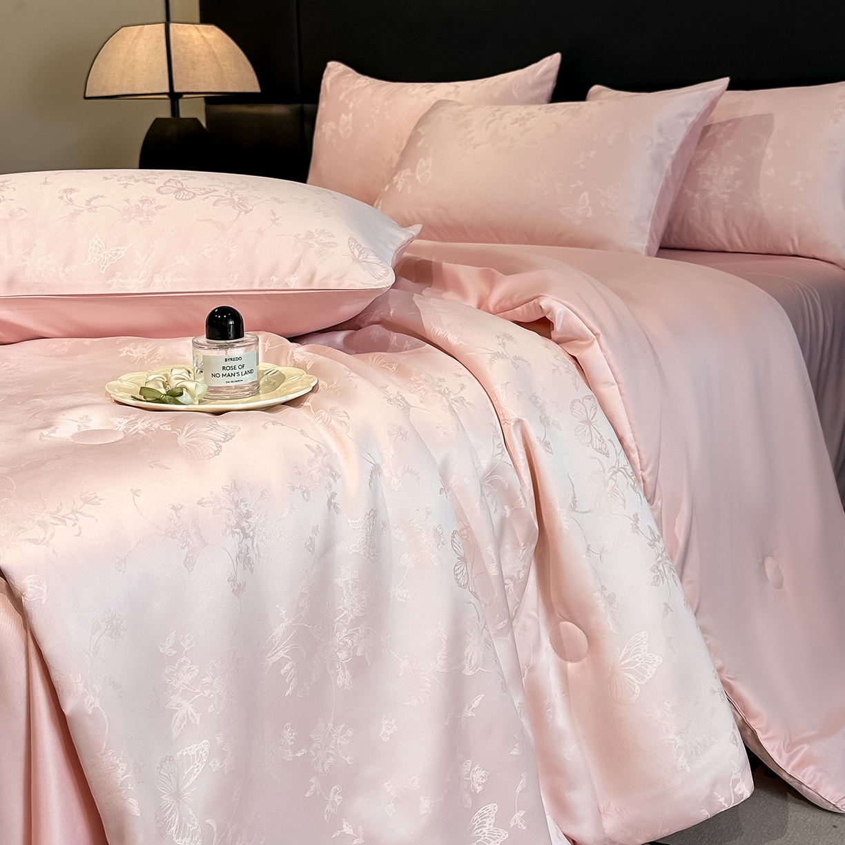 91家纺网 家纺一手货源 找家纺 顺兴家居 2026新款提花水洗真丝夏被空调被四件套 夏被雾中花影-粉玉