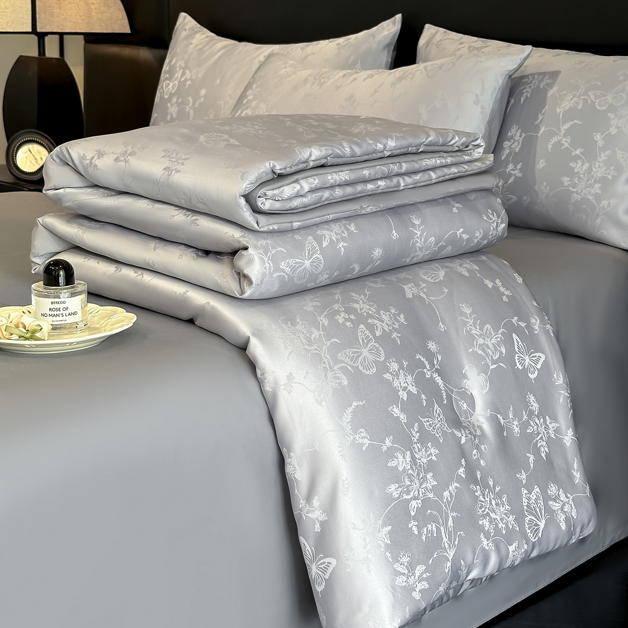 91家纺网 家纺一手货源 找家纺 顺兴家居 2026新款提花水洗真丝夏被空调被四件套 夏被雾中花影-浅灰