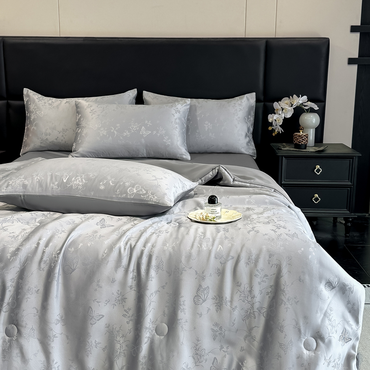 91家纺网 家纺一手货源 找家纺 顺兴家居 2026新款提花水洗真丝夏被空调被四件套 夏被雾中花影-浅灰