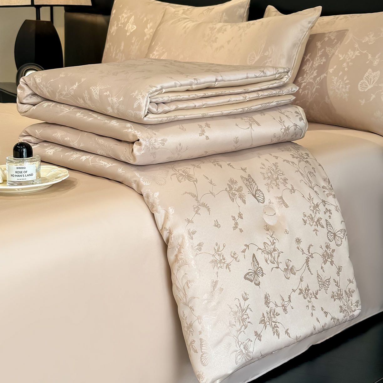 91家纺网 家纺一手货源 找家纺 顺兴家居 2026新款提花水洗真丝夏被空调被四件套 夏被雾中花影-香槟