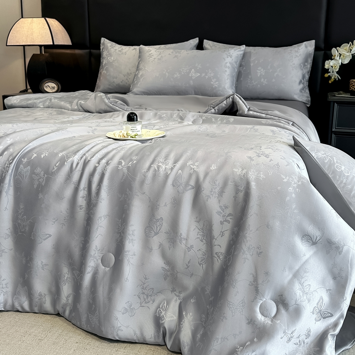 91家纺网 家纺一手货源 找家纺 顺兴家居 2026新款提花水洗真丝夏被空调被四件套 夏被雾中花影-浅灰