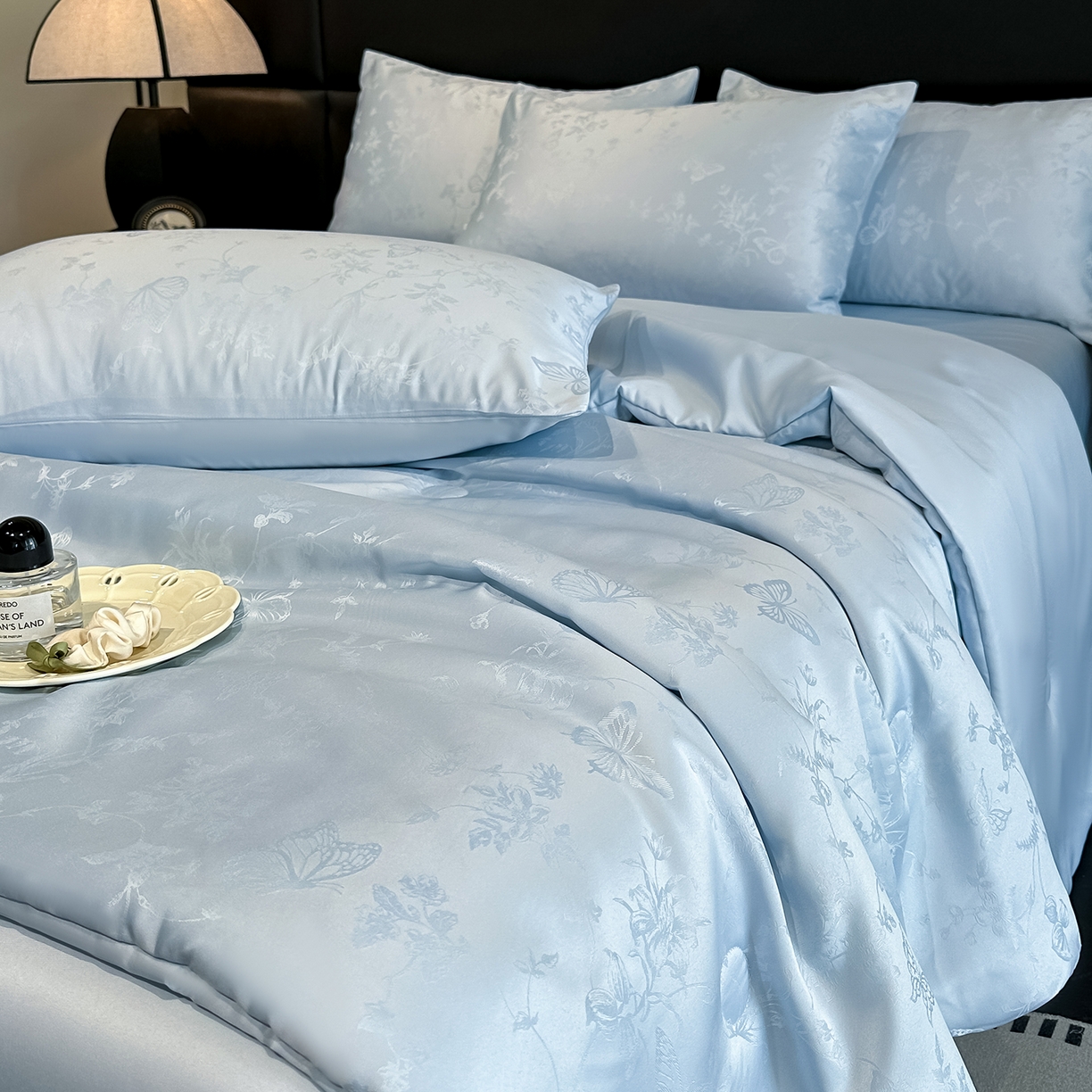 91家纺网 家纺一手货源 找家纺 顺兴家居 2026新款提花水洗真丝夏被空调被四件套 夏被雾中花影-天蓝