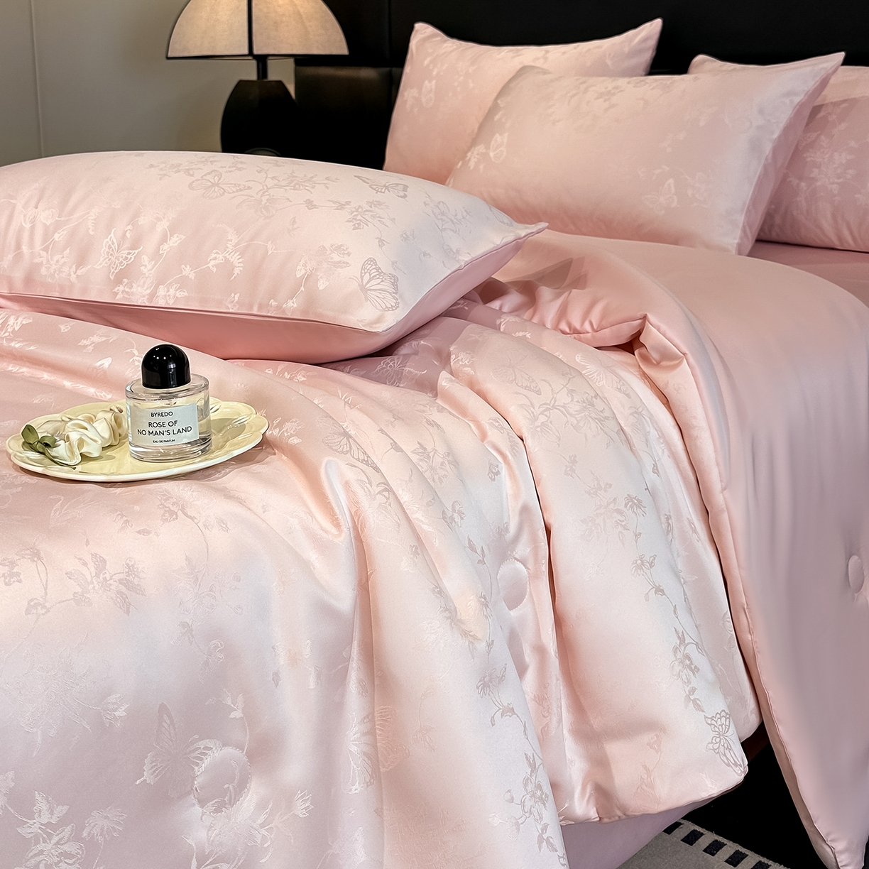 91家纺网 家纺一手货源 找家纺 顺兴家居 2026新款提花水洗真丝夏被空调被四件套 夏被雾中花影-粉玉