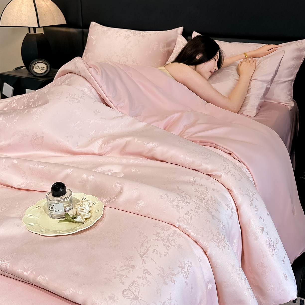 91家纺网 家纺一手货源 找家纺 顺兴家居 2026新款提花水洗真丝夏被空调被四件套 夏被雾中花影-粉玉