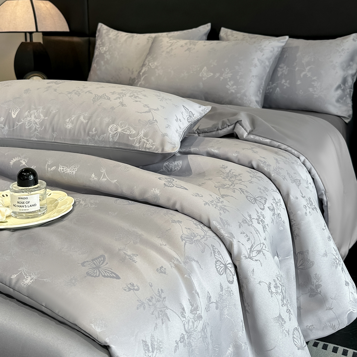 91家纺网 家纺一手货源 找家纺 顺兴家居 2026新款提花水洗真丝夏被空调被四件套 夏被雾中花影-浅灰