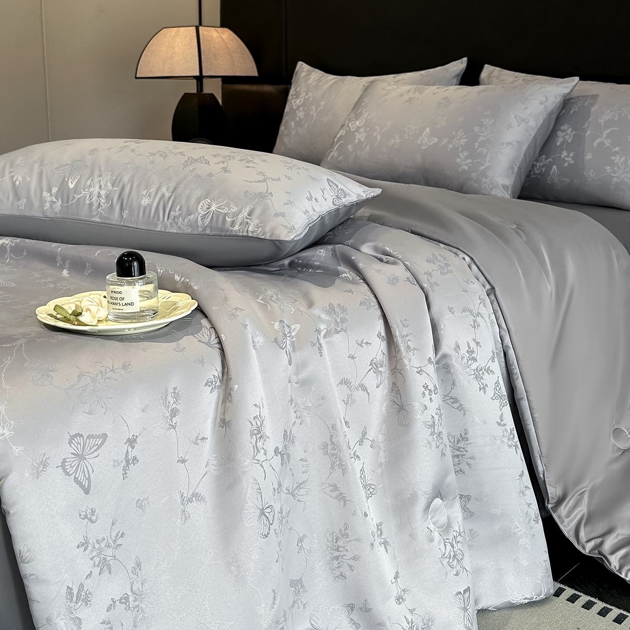 91家纺网 家纺一手货源 找家纺 顺兴家居 2026新款提花水洗真丝夏被空调被四件套 夏被雾中花影-浅灰